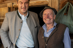 markus Söder und Anton Maier sen , Deusch, Hauptalmbegehung des AVO in Rottach Egern , hier an der ersten Station Sieblalm der Auftakt, Foto tp, Jubiläumshauptalmbegehung, zur einmalligen Nutzung Almbauern im Rahmen der Hauptalmbegehung