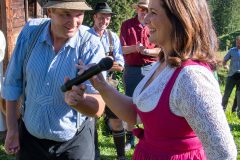 Michaela Kaniber Josef Glatz und Diakonin Mehringer lks hinten, Hauptalmbegehung des AVO in Rottach Egern , hier an der ersten Station Sieblalm der Auftakt, Foto tp, Jubiläumshauptalmbegehung, zur einmalligen Nutzung Almbauern im Rahmen der Hauptalmbegehung