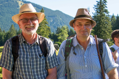 Stöckl Hans AVO Geschäftsführer, und Josef Glatz Vorsitzender AVO, , Hauptalmbegehung des AVO in Rottach Egern , hier an der ersten Station Sieblalm der Auftakt, Foto tp, Jubiläumshauptalmbegehung, zur einmalligen Nutzung Almbauern im Rahmen der Hauptalmbegehung