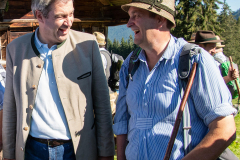 Olaf von Löwis, Anton Maier , Markus Söder, Josef Glatz,, Hauptalmbegehung des AVO in Rottach Egern , hier an der ersten Station Sieblalm der Auftakt, Foto tp, Jubiläumshauptalmbegehung, zur einmalligen Nutzung Almbauern im Rahmen der Hauptalmbegehung