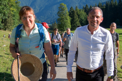 regauer und Glauber, Hauptalmbegehung des AVO in Rottach Egern , hier an der ersten Station Sieblalm der Auftakt, Foto tp, Jubiläumshauptalmbegehung, zur einmalligen Nutzung Almbauern im Rahmen der Hauptalmbegehung