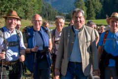 Bierschneider Josef , Alexander Radwan, Markus Söder , Olaf von Löwis, Hauptalmbegehung des AVO in Rottach Egern , hier an der ersten Station Sieblalm der Auftakt, Foto tp, Jubiläumshauptalmbegehung, zur einmalligen Nutzung Almbauern im Rahmen der Hauptalmbegehung